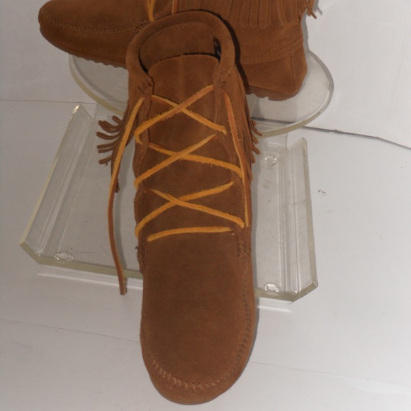 MINNETONKA Shoes - MINNETONKA ANKLE BOOTS SIZE 8 MEDIUM